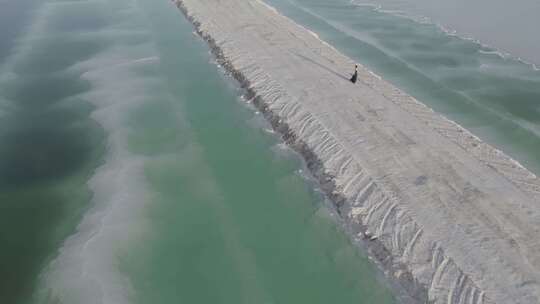 青海海西大柴旦翡翠湖碧水人物航拍视频