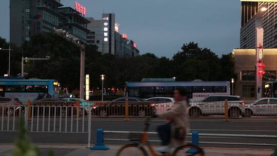 下班时段的城市街头