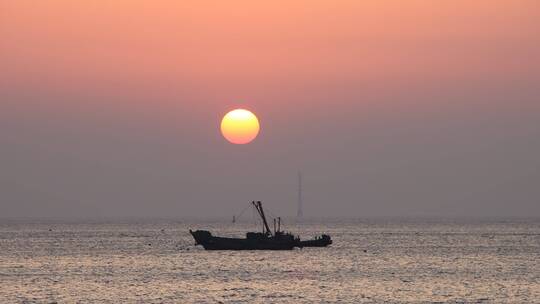 夕阳大海渔船