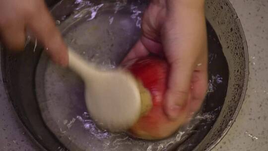 刷桃子清洗桃子处理桃毛