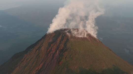 航拍火山口冒出大量白烟即将喷发