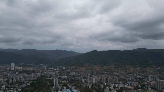 重庆高温结束，北碚缙云山上空乌云密布。