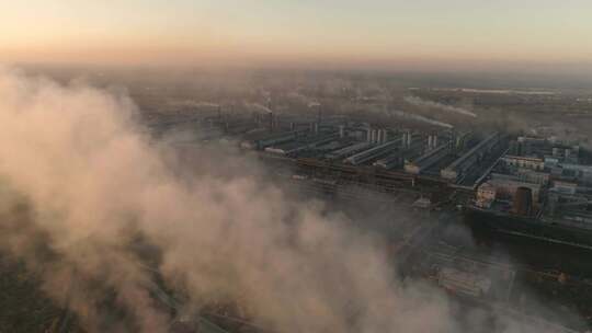 航拍钢铁厂冒烟的烟囱大气污染