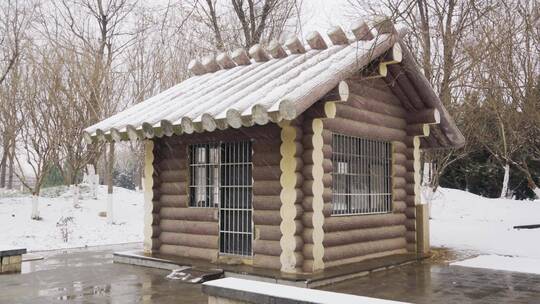 4K北方冬天公园雪中木房子实拍视频