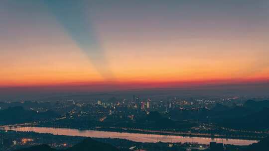 城市傍晚云隙光延时摄影，柳州古亭山视角