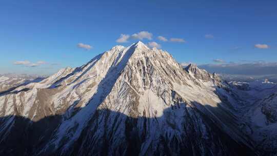 航拍雅拉雪山