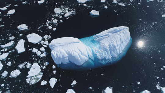史诗南极洲海洋水面鸟瞰图