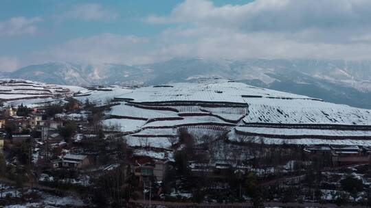 冬天的雪地田野和积雪的远山