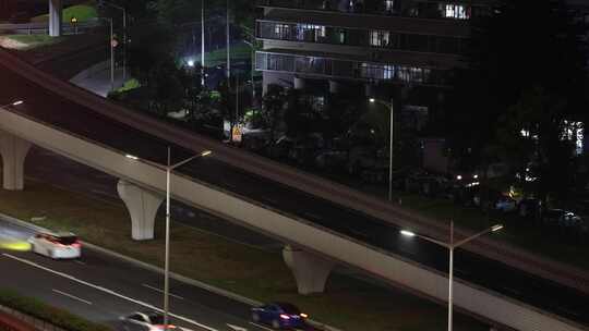 夜晚车辆行驶在道路公路上面