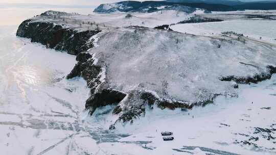 冰冻的湖泊和白雪覆盖的山脉的无人机镜头