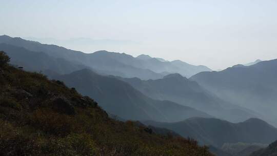 四面环山 云雾缭绕 仙气飘飘 大山景象