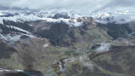 西藏那曲萨普神山耸立在云海中的雪山景观