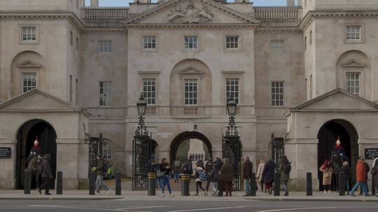 伦敦市中心白厅骑兵卫队游行的入口处视频素材模板下载