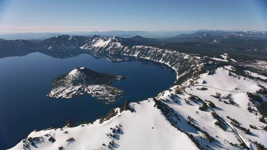 航拍火山口湖景观