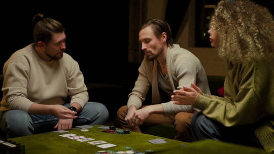 赌客围着桌子赌博  
