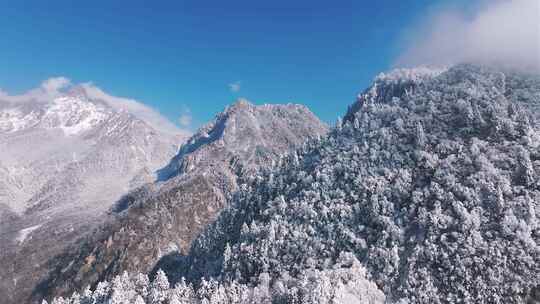 峡谷地貌雪景