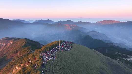 山顶人群观赏日出场景 太子尖日出