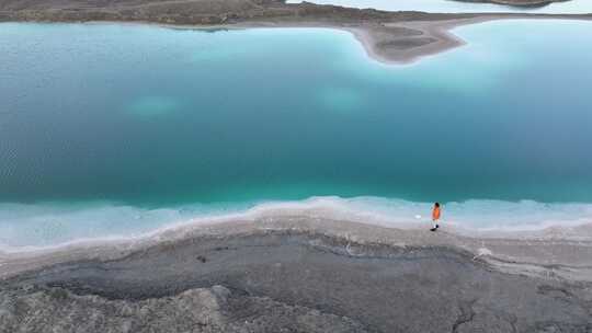 青海海西大柴旦翡翠湖 碧水人物航拍视频