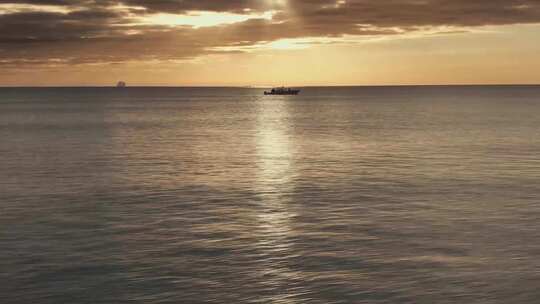 清晨日出海面海水海浪翻滚