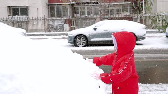 冬天清理汽车上积雪的中国女孩形象