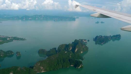 从飞机上俯瞰山脉和海洋