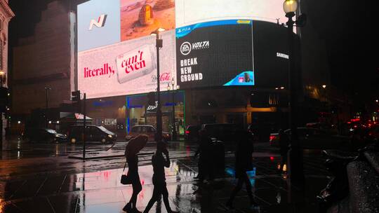 雨夜行人在街道上走