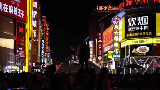 长沙夜晚城市人文小吃街步行街美食街人流