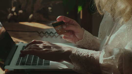 使用笔记本电脑和信用卡进行网上购物的女性