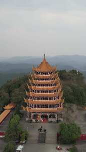 竖版航拍四川遂宁灵泉寺风景区