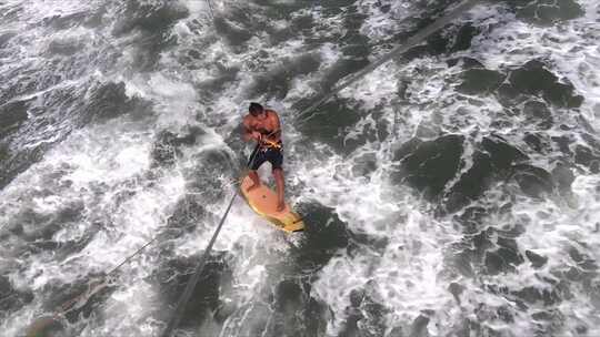 一个男人在海里骑冲浪板