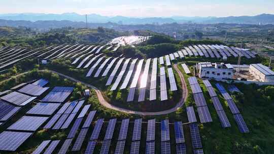 广东梅州五华县山坡上的太阳能光伏板全景