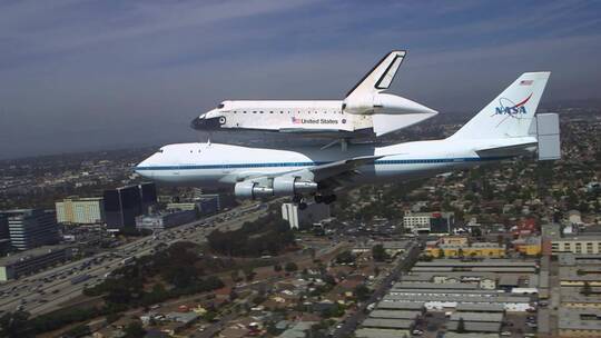 航天飞机企业号在洛杉矶机场顺利着陆