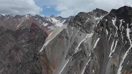 航拍新疆独库公路哈希勒根垭口风景