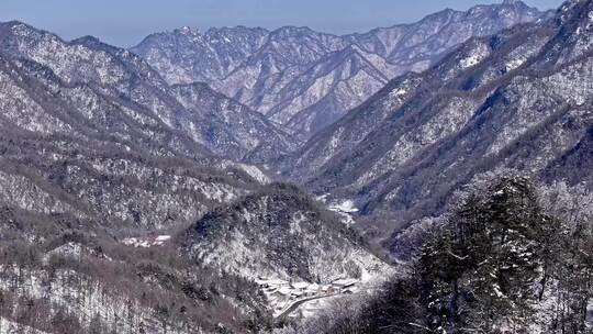 秦岭山脉冬季雪景