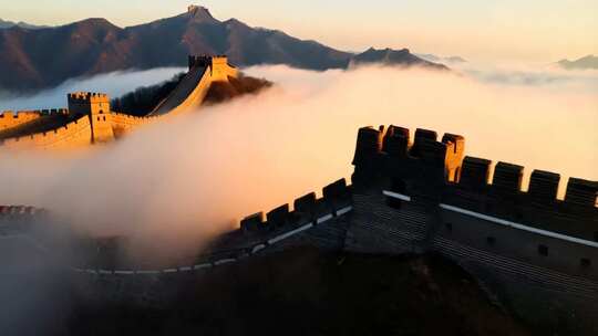 云海中的中国长城全景