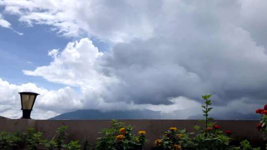 时间流逝的天空云和冈托克山，锡金。