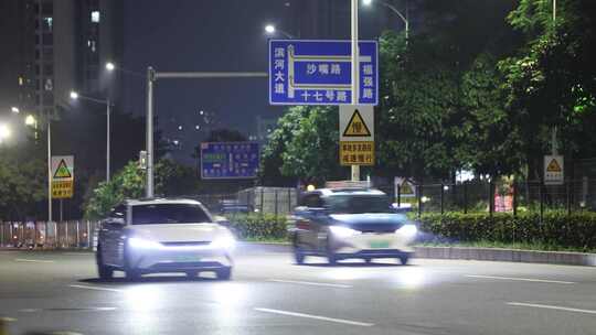 夜晚高架桥的车流