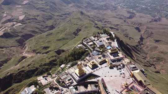 青海海东夏琼寺山峰建筑道路航拍视频