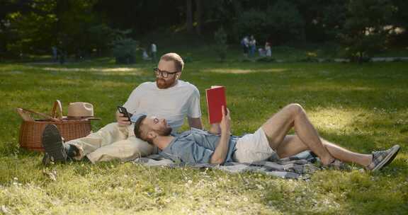 男性情侣在户外看书
