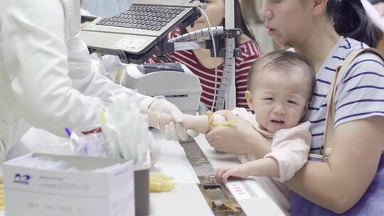 医院采血区血检小孩抽血 医院护理血液检验