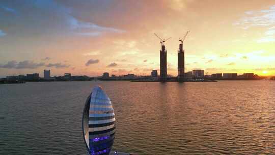 上海市临港新片区滴水湖的水滴雕塑