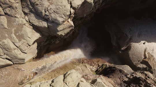 瀑布流入峡谷视频素材模板下载