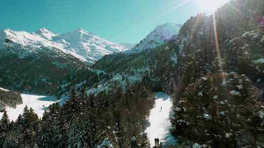 天线，滑雪场，雪地，山峰