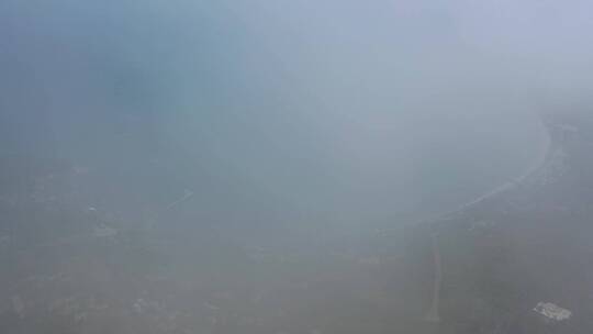 穿过云雾看到广西涠洲岛岛屿