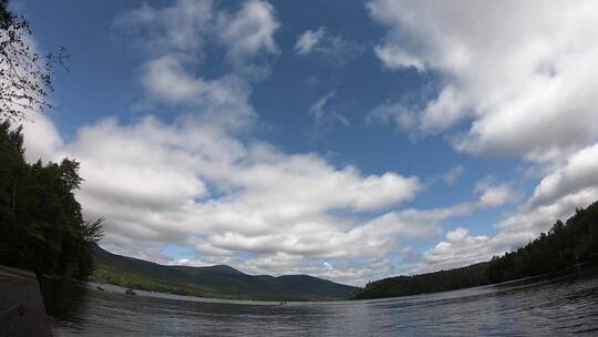 湖上的蓝天白云延时