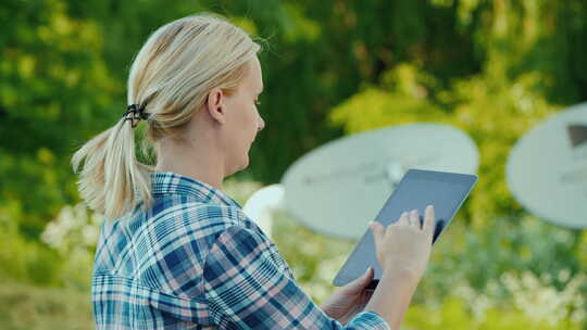 女人的侧视图设置卫星天线，使用平板电脑视频素材模板下载