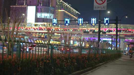 都市城市夜晚夜景人群行人人流汽车车辆车流