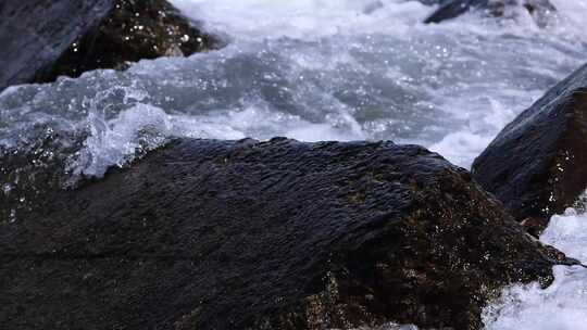 海浪浪花拍打海岸