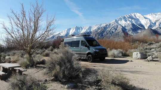 一辆停在加州阿拉巴马山露营地的货车