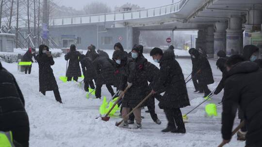 人群扫雪 大雪 暴雪天气